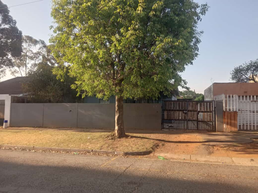 8 BEDROOM HOUSE -TURFFONTEIN