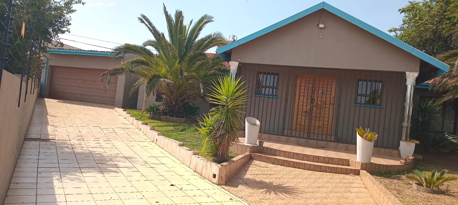 4 BEDROOM HOUSE - LENESIA SOUTH